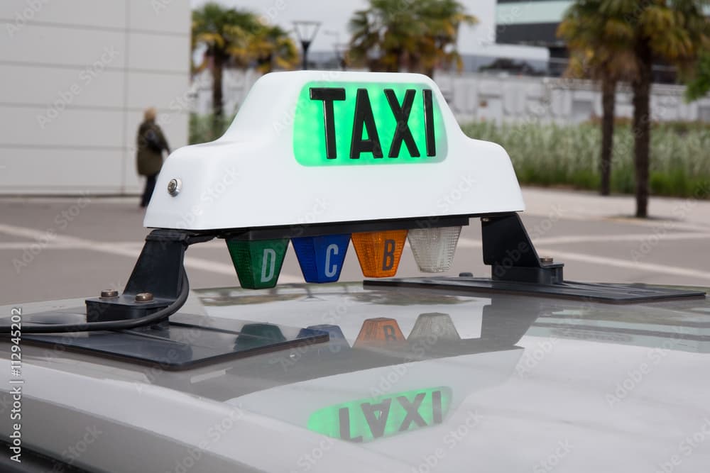 Lumineux Taxi attaché au toit d'une voiture